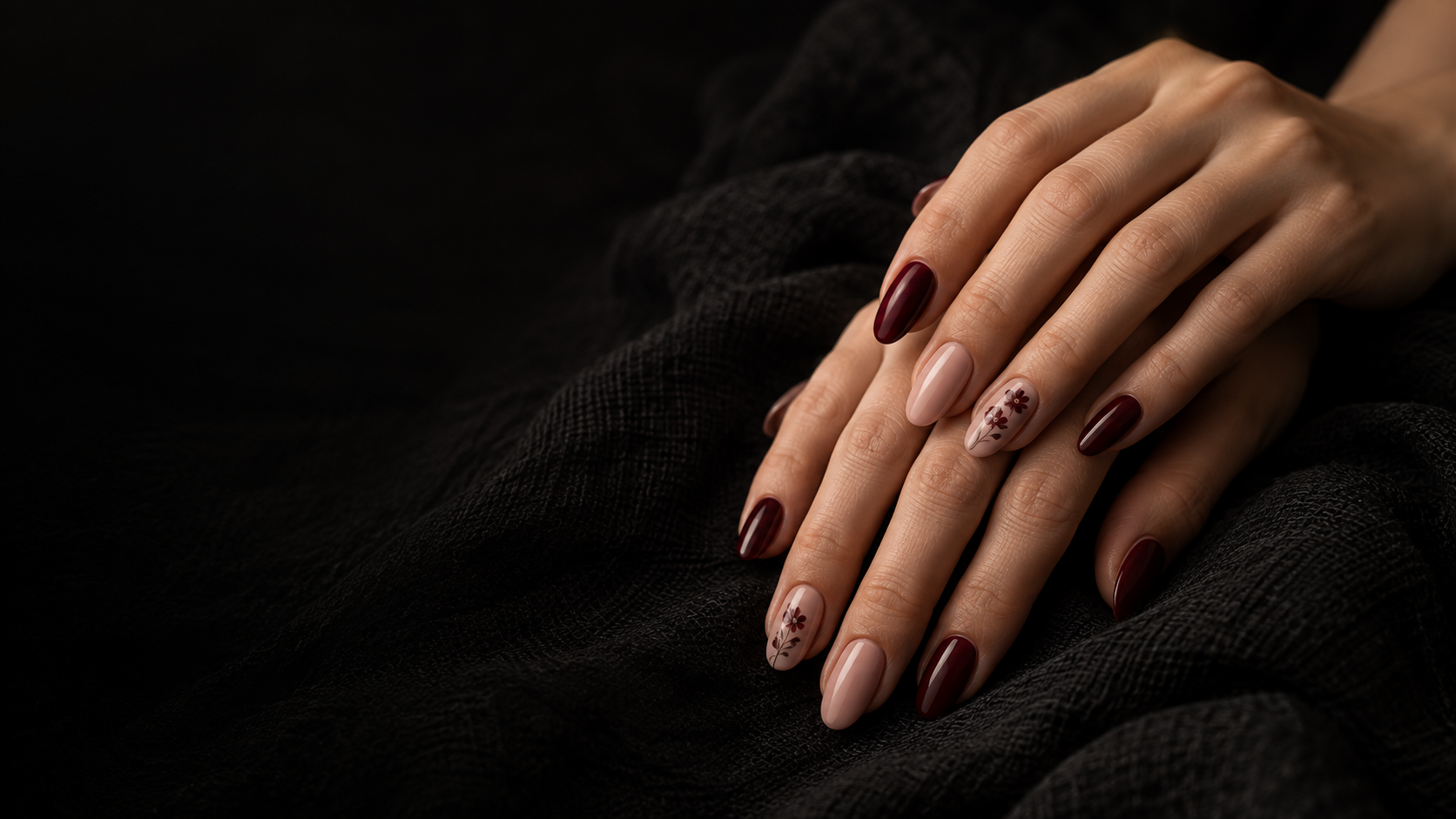 Bordo ve nude tonlarda çiçek detaylı nail art